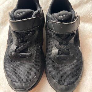 NIKE KIDS SHOES SIZE 10